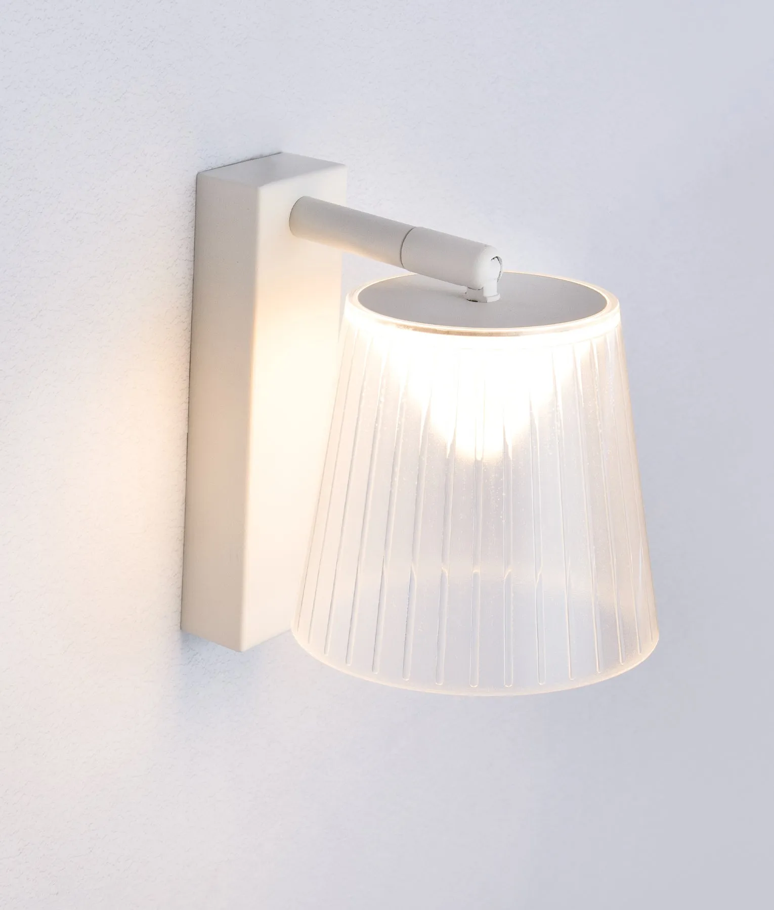 CHESTER: City Series LED Wall White 1 Switch Clear PS Shade Wall Lights